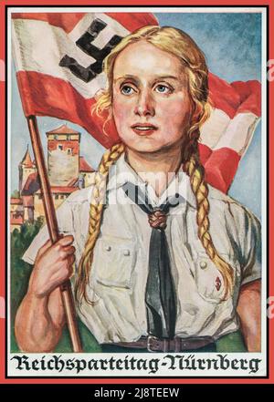 "Nürnberger Kundgebung" 1930s (Reichsparteitag Nürnberg).Nazi-Deutschland-Propaganda-Postkarte mit Illustration des blonden arischen Uniformierten Mitglieds des Bundes Deutscher Mädels (BDM), der Swastika-Flagge (Hitler-Jugend-Flagge) und der Nürnberger Burg; herausgegeben von Photo-Hoffmann, München, Nazi-Deutschland 1936; Propaganda der NSDAP; Stockfoto