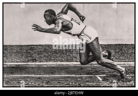 Jesse Owens bei den Olympischen Spielen 1936 Nazi-Deutschland bei den Olympischen Sommerspielen 1936 in Berlin, Deutschland, erlangte er internationalen Ruhm, indem er vier Goldmedaillen gewann: 100 Meter, Weitsprung, 200 Meter und 4 × 100-Meter-Staffel. Er war der erfolgreichste Athlet bei den Spielen und wurde als schwarzer Amerikaner mit der „eigenhändigen Niederschlagung von Hitlers Mythos von der arischen Vorherrschaft“ in Verbindung gebracht. Offizielle Olympia-Postkarte, Reichssportverlag, Berliner Sieger von vier Goldmedaillen, Berlin Nazi-Deutschland. Stockfoto