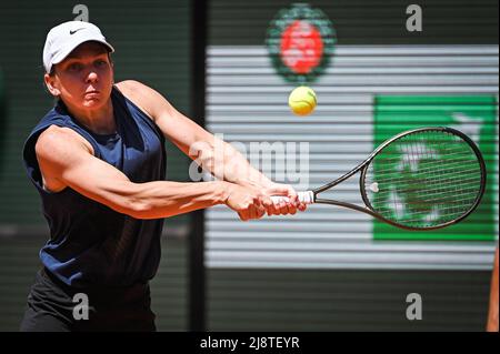 Paris, Frankreich. 18.. Mai 2022. SIMONA HALEP aus Rumänien während einer Trainingseinheit bei den French Open 2022, dem Grand Slam Tennisturnier im Roland-Garros-Stadion in Paris, Frankreich. (Bild: © Matthieu Mirville/ZUMA Press Wire) Bild: ZUMA Press, Inc./Alamy Live News Stockfoto