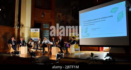 Paris, Frankreich. 18.. Mai 2022. Anne Hidalgo nimmt am 18. Mai 2022 an einer Pressekonferenz zum Thema periphere Transformation in Paris, Frankreich, Teil. Die Stadt Paris setzt die Metamorphose ihrer Peripherie fort, um die Umweltverschmutzung zu verringern und im Hinblick auf die Olympischen Spiele 2024. Foto von Karim Ait Adjedjou/ABACAPRESS.COM Quelle: Abaca Press/Alamy Live News Stockfoto