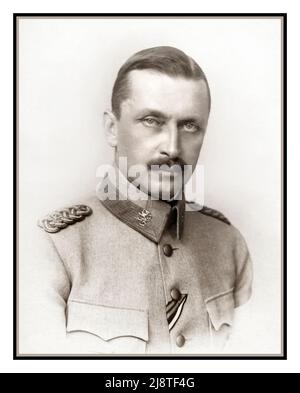 Carl Gustaf Emil Mannerheim aus Finnland als junger Offizier der Armee. Datum 1920s. Baron Carl Gustaf Emil Mannerheimˌ; 4. Juni 1867 – 27. Januar 1951) war ein finnischer Militärführer und Staatsmann. Er diente als militärischer Führer der Weißen im finnischen Bürgerkrieg von 1918, als Regent von Finnland (1918–1919), Als Oberbefehlshaber der finnischen Streitkräfte während des Zweiten Weltkriegs (1939–1945), als Marschall von Finnland (1942–1946) und als sechster Präsident Finnlands (1944–). Stockfoto