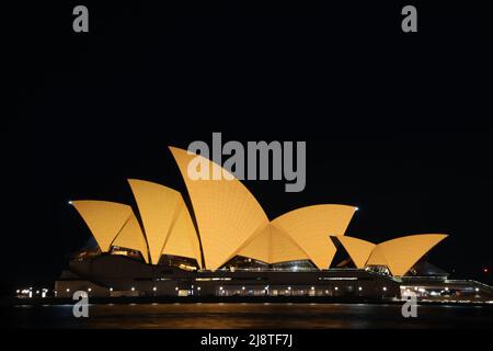 Sydney, Australien. 18. Mai 2022. Das Opernhaus von Sydney wurde orange beleuchtet, um den Dienst der Freiwilligen des NSW State Emergency Service zu würdigen. Die Segel wurden von 6:30pm bis Mitternacht am Mittwoch orange beleuchtet, um die Dankbarkeit des Staates gegenüber SES-Freiwilligen zu zeigen, die unermüdlich daran gearbeitet haben, anderen während der diesjährigen Sturm- und Hochwasserereignisse zu helfen. Kredit: Richard Milnes/Alamy Live Nachrichten Stockfoto