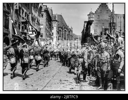 1920s Adolf Hitler (Nazi-Parteiführer), Franz Pfeffer von Salomon (SA-Führer), etc. Auf der Nürnberger Kundgebung 1929, dem NSDAP-Kongress, der am 1. Und 4. August in Nürnberg stattfand. Paraden von Mitgliedern der STURMBLEITUNG SA, Nazi-Grüße, Parteiflaggen mit Nazi-Hakenkreuz, Braunhemd-Uniformen, Stockfoto