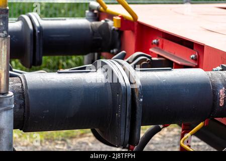 Kettenkupplung verbindet Güterwagen, große Wagenpuffer sichtbar. Stockfoto