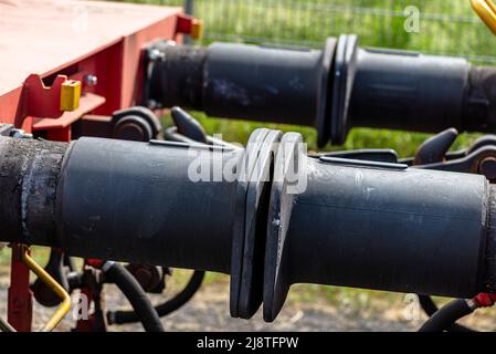 Kettenkupplung verbindet Güterwagen, große Wagenpuffer sichtbar. Stockfoto