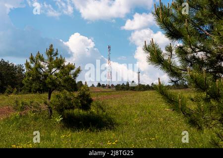 Telekommunikationsturm 5G, Drahtlose Antennenanschlussanlage von Kommunikationssystemen in der Natur Stockfoto