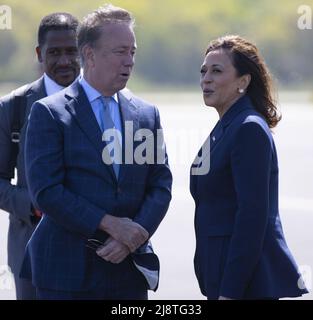 Vizepräsidentin Kamala Harris trifft sich mit dem Gouverneur von Connecticut, Ned Lamont (L), auf dem New London Groton Airport, bevor er sich am Mittwoch, den 18. Mai 2022, bei der Eröffnungszeremonie im Cadet Memorial Field in New London, Connecticut, an die Abschlussklasse der United States Coast Guard Academy 2022 wendet. Foto von C J Gunther/Pool Stockfoto