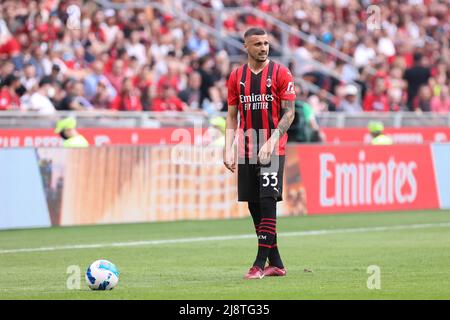 15. Mai 2022, Mailand, Italien: Italien, Mailand, Mai 15 2022: Rade Krunic (Mailänder Mittelfeldspieler) Freistoß in der ersten Halbzeit beim Fußballspiel AC MILAN gegen ATALANTA, Serie A 2021-2022 day37 San Siro Stadion (Bildnachweis: © Fabrizio Andrea Bertani/Pacific Press via ZUMA Press Wire) Stockfoto