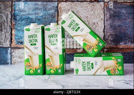 Berlin, Deutschland - 16. Februar 2022: Blick auf Verpackungen veganer Milchgetränke aus Hafer. Stockfoto