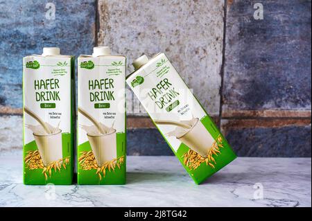 Berlin, Deutschland - 16. Februar 2022: Blick auf Verpackungen veganer Milchgetränke aus Hafer. Stockfoto