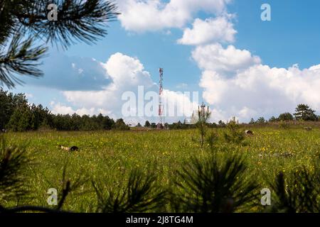 Telekommunikationsturm 5G, Drahtlose Antennenanschlussanlage von Kommunikationssystemen in der Natur Stockfoto