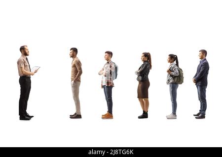 In voller Länge Profilaufnahme eines Sicherheitsbeamten, der vor Menschen steht, die auf weißem Hintergrund isoliert in einer Schlange stehen Stockfoto