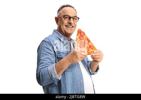 Fröhlicher reifer Mann hält Pepperoni Pizza Scheibe und lächelt auf Kamera isoliert auf weißem Hintergrund Stockfoto