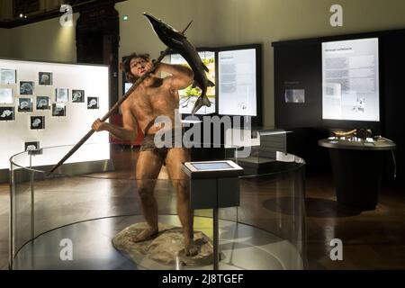 WIEN, ÖSTERREICH - 15. MAI 2019: Eine Rekonstruktion primitiver Menschen als Ausstellung im Anthropologischen Raum des Naturhistorischen Museums. Stockfoto