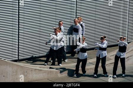 Berlin, Deutschland. 18.. Mai 2022. Schüler einer dänischen Schule tanzen im Regierungsviertel. Quelle: Paul Zinken/dpa/Alamy Live News Stockfoto