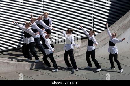 Berlin, Deutschland. 18.. Mai 2022. Schüler einer dänischen Schule tanzen im Regierungsviertel. Quelle: Paul Zinken/dpa/Alamy Live News Stockfoto