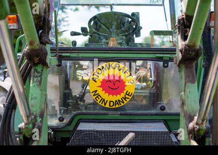 18. Mai 2022, Nordrhein-Westfalen, Detmold: Ein großer Aufkleber mit der Aufschrift 'Atomkraft? Nein, danke“ ist an einem Traktor angebracht. Foto: Lino Mirgeler/dpa Stockfoto