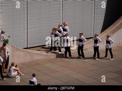 Berlin, Deutschland. 18.. Mai 2022. Schüler einer dänischen Schule tanzen im Regierungsviertel. Quelle: Paul Zinken/dpa/Alamy Live News Stockfoto