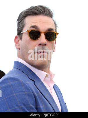 Cannes, Frankreich. 18.. Mai 2022. Der amerikanische Schauspieler Jon Hamm nimmt am Mittwoch, den 18. Mai 2022, an der Fotokonferenz für Top Gun: Maverick im Palais des Festivals bei den Filmfestspielen von Cannes 75. in Cannes, Frankreich, Teil. Foto von Rune Hellestad/ Credit: UPI/Alamy Live News Stockfoto