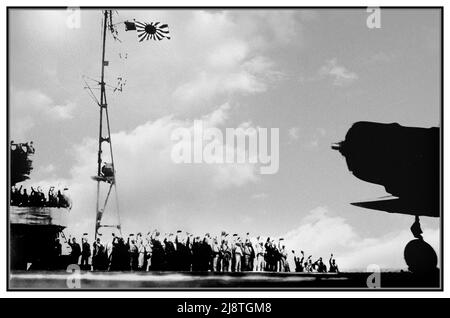PEARL HARBOR WW2 die japanische Trägercrew setzt am 7. Dezember 1941 ein Nakajima B5N2-Torpedoflugzeug ab, das vom japanischen Flugzeugträger Shokaku oder Zuikaku abfliegt, um Pearl Harbor, Hawaii, anzugreifen. Originalunterschrift: „Erfasstes japanisches Foto, das vor dem Angriff auf Pearl Harbor, 7. Dezember 1941, an Bord eines japanischen Transporters aufgenommen wurde.“ Stockfoto