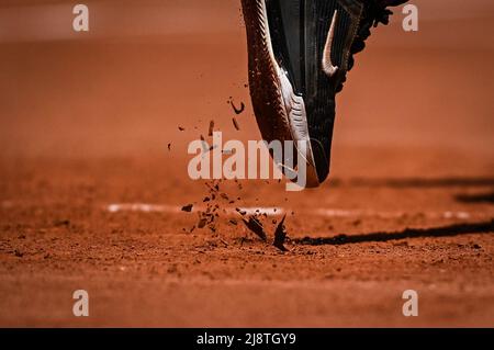 Paris, Frankreich, Frankreich. 18.. Mai 2022. Details der Nike Schuhe während des Qualifying Day 3 von Roland-Garros 2022, French Open 2022, Grand Slam Tennisturnier im Roland-Garros Stadion am 18. Mai 2022 in Paris, Frankreich. (Bild: © Matthieu Mirville/ZUMA Press Wire) Bild: ZUMA Press, Inc./Alamy Live News Stockfoto