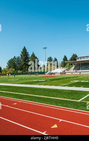 Mädchen-Fußballspieler auf dem Fußball-/Fußballfeld der David Douglas High School in Portland, Oregon. Stockfoto