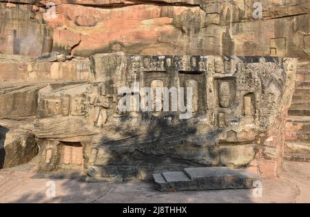 Kalinjar, Uttar Pradesh/Indien - 12. Juli 2021 : Indische Architektur des 5. Jahrhunderts. Steinskulpturen an der Wand im Neelkanth-Tempel in Kalinj Stockfoto