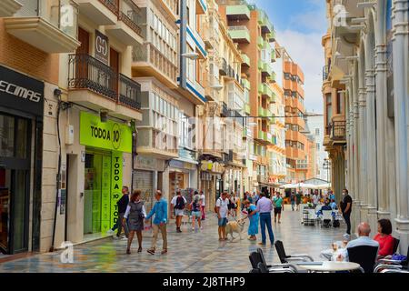 CARTAGENA, SPANIEN - 1. NOVEMBER 2021: Überfüllte zentrale Einkaufsstraße mit Cafés, Spaziergänger, moderner Architektur Stockfoto