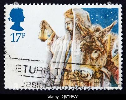 GROSSBRITANNIEN - UM 1984: Eine in Großbritannien gedruckte Briefmarke zeigt die Ankunft der Heiligen Familie in Bethlehem, Kreidezeichnung von Yvonne Gilbert für Ch Stockfoto