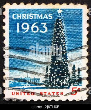 VEREINIGTE STAATEN von AMERIKA - UM 1963: Eine in den USA gedruckte Briefmarke zeigt National Christmas Tree und White House, Weihnachten, um 1963 Stockfoto