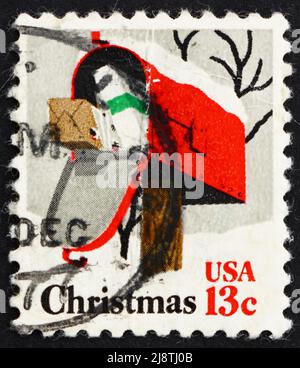 VEREINIGTE STAATEN von AMERIKA - UM 1977: Eine in den USA gedruckte Briefmarke zeigt Rural Mailbox, Weihnachten, um 1977 Stockfoto