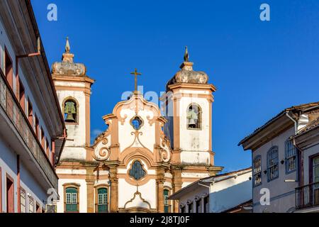 Fassade des historischen Kolonialstil Haus und Kirche in der berühmten Stadt Ouro Preto in Minas Gerais, Brasilien Stockfoto