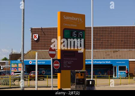 Kraftstoff und Energie / steigende Kraftstoffkosten - Blick auf den Vorplatz einer Tankstelle LED-Preisausstelltafel bei Sainsburys in Essex, Großbritannien. Stockfoto