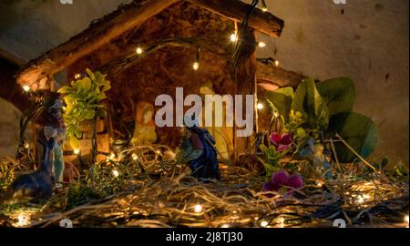 Weihnachtskrippe mit Lichtern und Bildern in einem einfachen Haus auf dem Land des Bundesstaates Minas Gerais in Brasilien Stockfoto