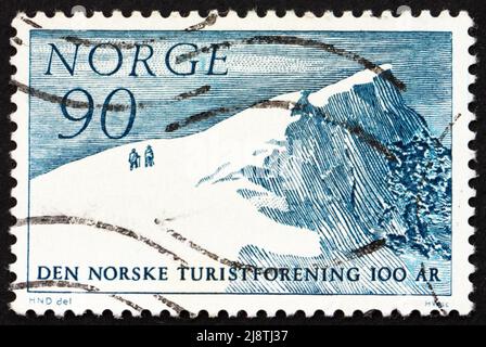 NORWEGEN - UM 1967: Eine in Norwegen gedruckte Briefmarke zeigt den Glitertind Mountain Peak, 100 Jahre Norwegian Mountain Touring Association, um 1967 Stockfoto