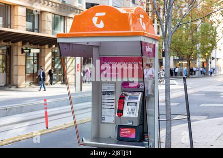 Telstra Street Pay-Telefon mit kostenlosen Ortsgesprächen im Stadtzentrum von George Street Sydney, NSW, Australien Stockfoto