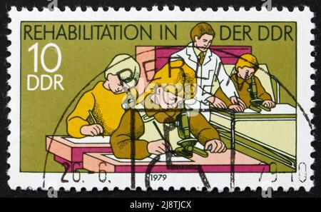 DDR - UM 1979: Eine in der DDR gedruckte Marke zeigt Hospital Classroom, Rehabilitation in der DDR, um 1979 Stockfoto