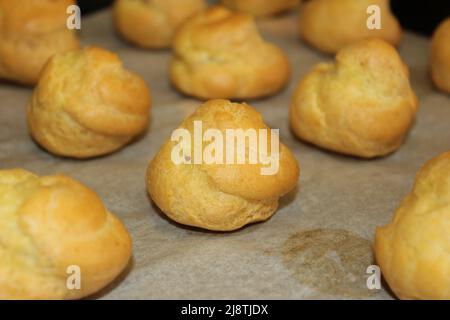 Gruppe von frisch gebackenen Beignets, mit dem perfekten Beignett in der Mitte Stockfoto