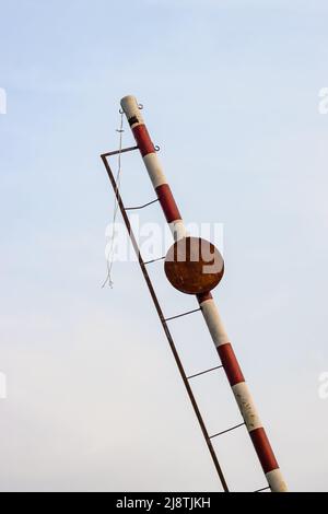 Rustikale alte offene Straßenbarriere Nahaufnahme auf isoliertem Hintergrund Stockfoto