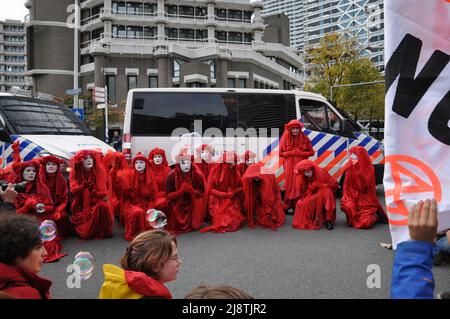 10-11-2022 Den Haag, Niederlande.Aussterben Rebellion blockiert den Verkehr in der Nähe des parlamentsgebäudes. Ein Lastwagen wurde als Straßensperre benutzt und Menschen ketteten sich daran an.60 Menschen wurden verhaftet Stockfoto