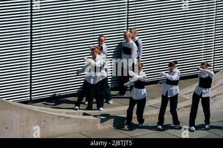 Berlin, Deutschland. 18.. Mai 2022. Schüler einer dänischen Schule tanzen im Regierungsviertel. Quelle: Paul Zinken/dpa/Alamy Live News Stockfoto