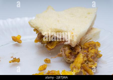 Übrig gebliebenes Sandwich-Brot in einer Glasschleife Stockfoto