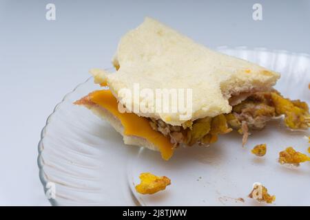 Übrig gebliebenes Sandwich-Brot in einer Glasschleife Stockfoto