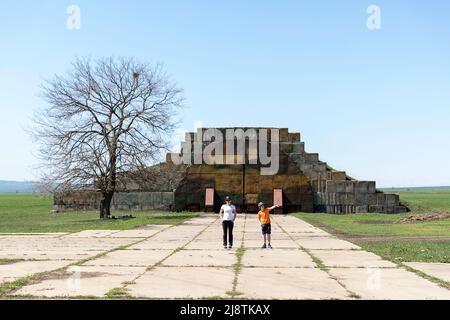 Touristen besuchen Militärflugzeuge Hangar auf verlassenen Big Shiraki sowjetischen, russischen Luftwaffenstützpunkt in Georgien Land, Georgien Stockfoto