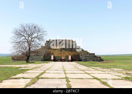 Militärflugzeuge Hangar auf verlassenen Big Shiraki sowjetischen, russischen Luftwaffenstützpunkt in Georgien Land, Georgien Stockfoto