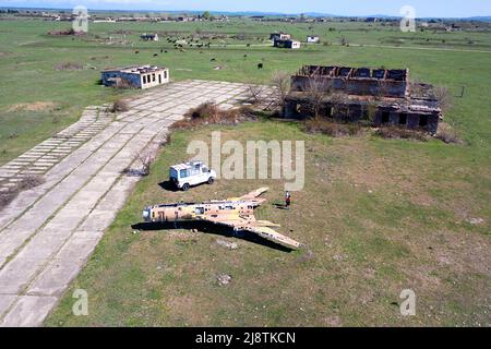 Touristen, die das Wrack des russischen Militärflugzeugs auf Big Shiraki betrachten, verlassenen sowjetischen, russischen Flugplatz in Georgien Land, Georgien Stockfoto