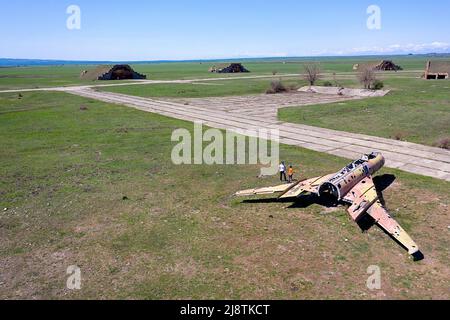 Touristen, die das Wrack des russischen Militärflugzeugs auf Big Shiraki betrachten, verlassenen sowjetischen, russischen Flugplatz in Georgien Land, Georgien Stockfoto