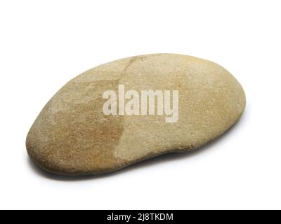 Kiesel von der Küste. Küste des Kaspischen Meeres. Nahaufnahme. Isoliert auf weißem Hintergrund. Stockfoto