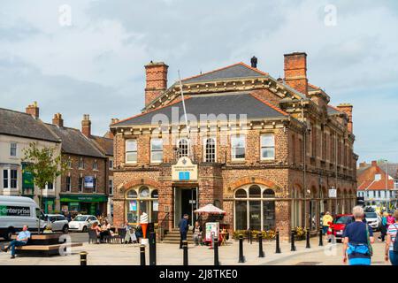 Stadtverwaltung High Street Northallerton North Yorkshire an einem sonnigen Frühlingstag mit Blumen geschmückt Stockfoto