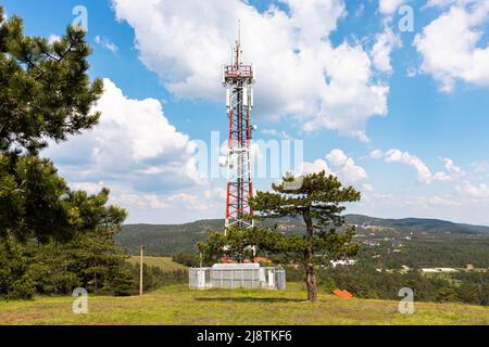 Telekommunikationsturm 5G, Drahtlose Antennenanschlussanlage von Kommunikationssystemen in der Natur Stockfoto